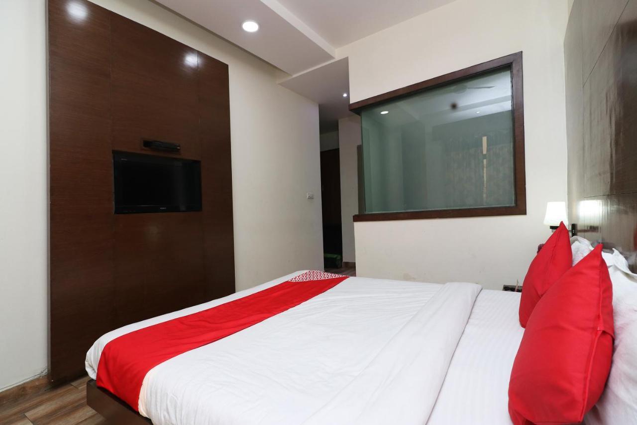 Oyo 18753 Hotel Glance Inn Нью-Дели Экстерьер фото