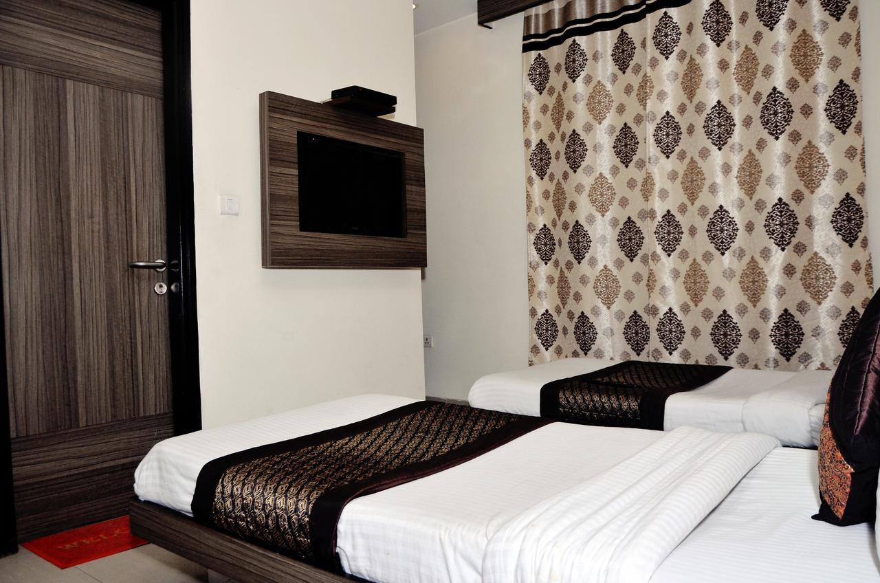 Oyo 18753 Hotel Glance Inn Нью-Дели Экстерьер фото