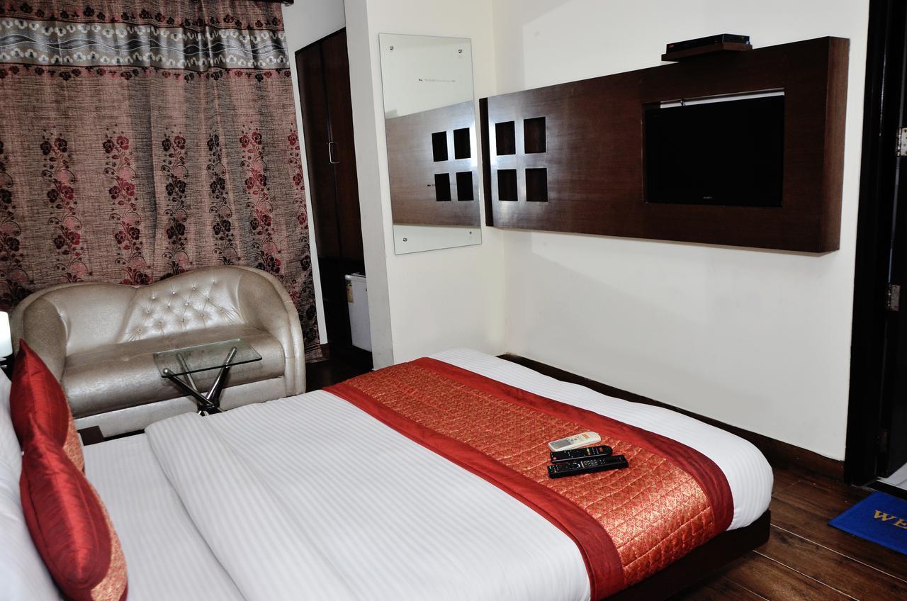 Oyo 18753 Hotel Glance Inn Нью-Дели Экстерьер фото