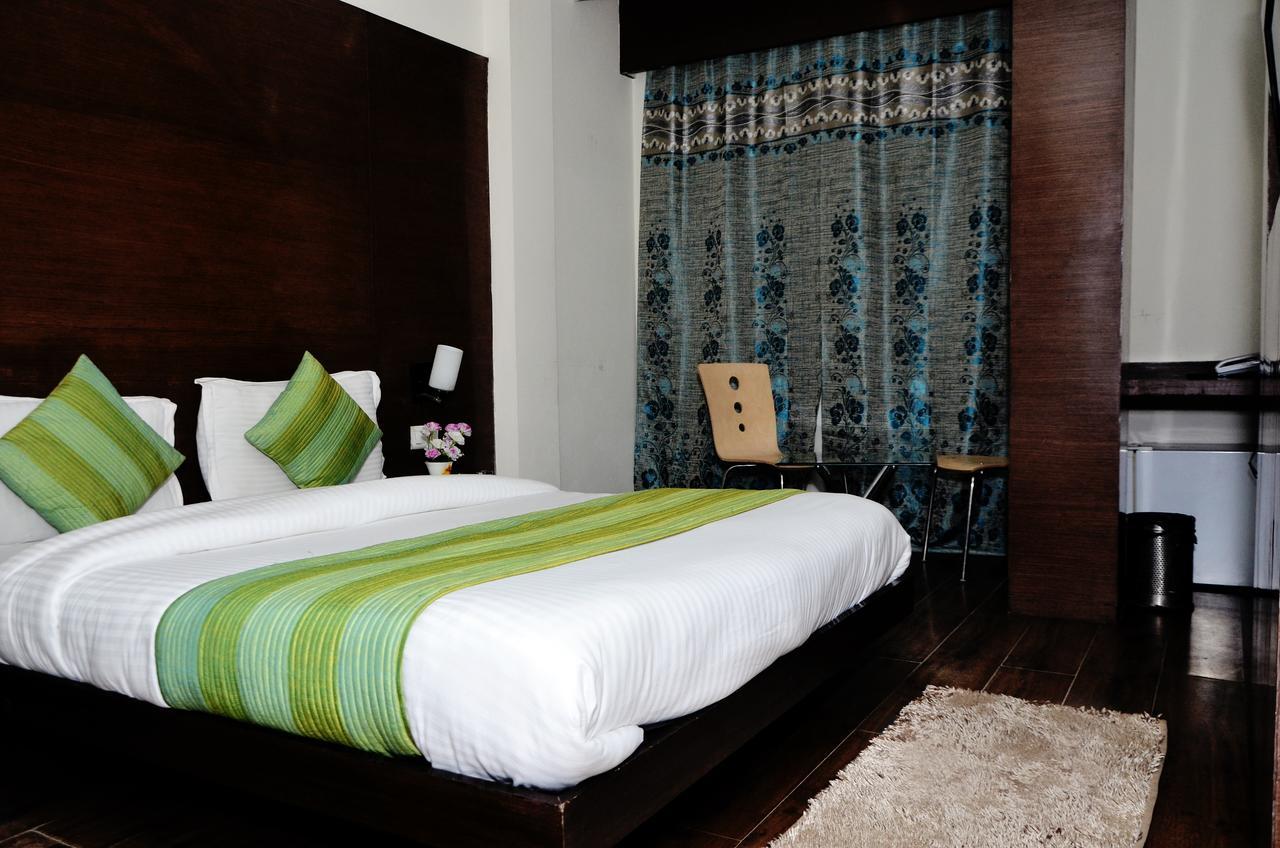 Oyo 18753 Hotel Glance Inn Нью-Дели Экстерьер фото