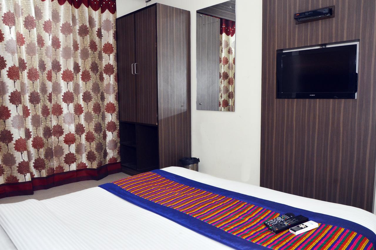 Oyo 18753 Hotel Glance Inn Нью-Дели Экстерьер фото