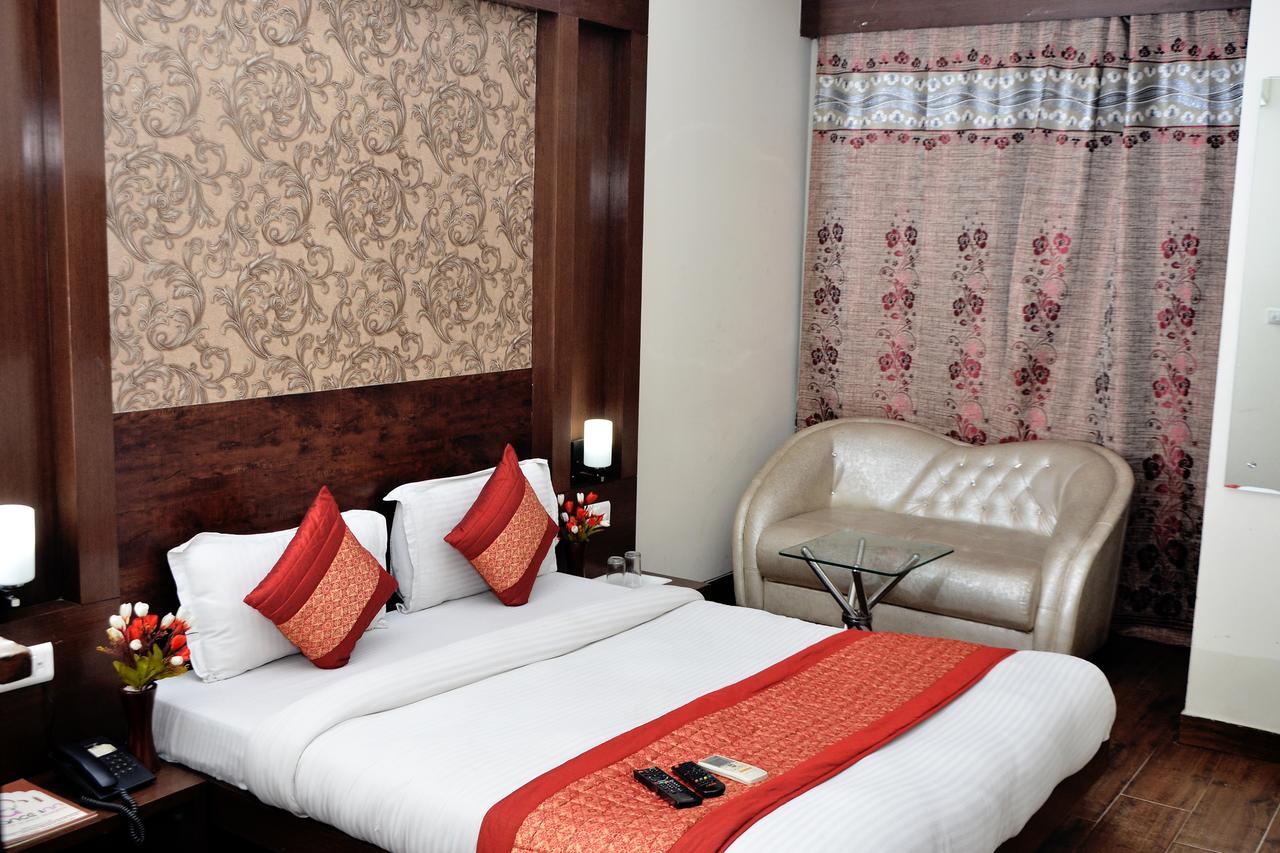 Oyo 18753 Hotel Glance Inn Нью-Дели Экстерьер фото