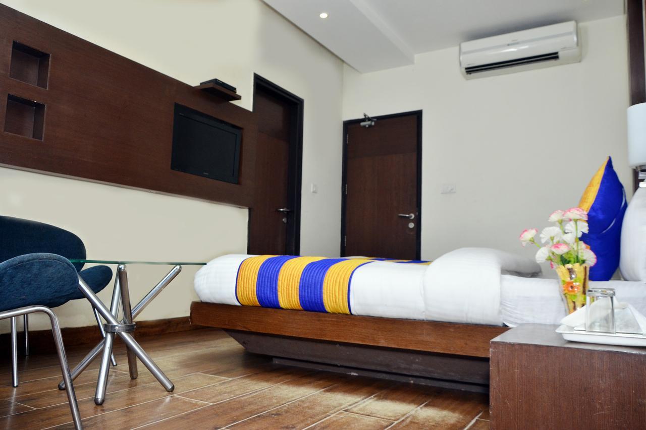 Oyo 18753 Hotel Glance Inn Нью-Дели Экстерьер фото